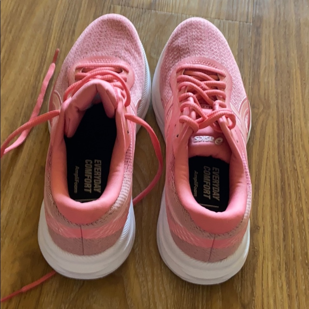 ASICS shoes - Picture 2 of 2